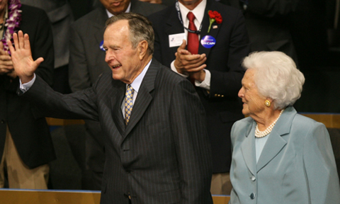 President George H.W. Bush  and first lady Barbara Bush (C) take their seats on day two of the Republican National Convention in 2008. (Photo by Justin Sullivan/Getty Images)
