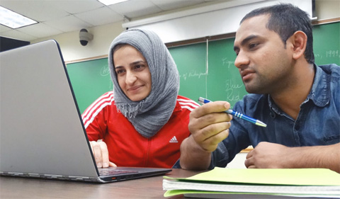 Gulakhshan Hamad (left) and Bishnu Karki (right) work on their own assignments in ELIP 5160: Writing up Research.