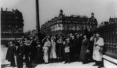 Eugène Atget’s photo of eclipse watchers in Paris, 1911  (LIBRARY OF CONGRESS/ LC-USZ62-99200)