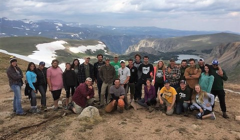 2017 Field Geology participants in Montana, group photo with mountains and big sky in the background.