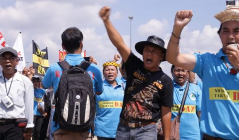 The Borneo Case documentary, protesters with fists raised.
