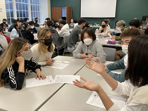 Chubu and OHIO students practice their language skills.